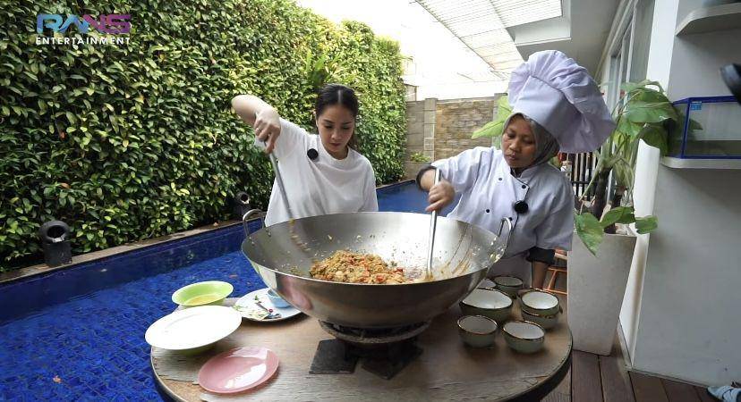 potret Sus Rini masak besar bareng Nagita (youtube.com/Rans Entertainment)