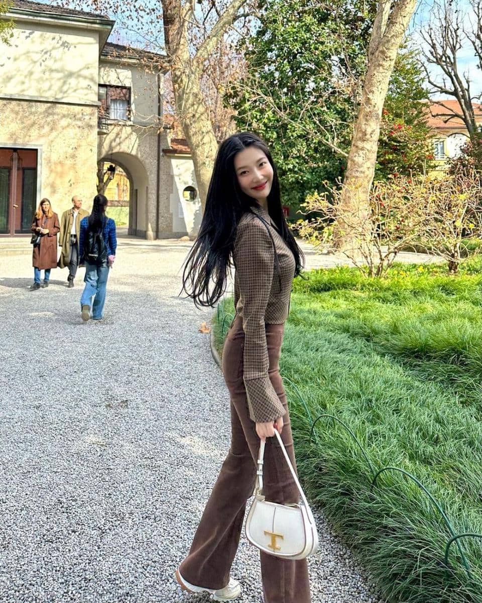 atasan long sleeve Joy Red Velvet (instagram.com/_imyour_joy)