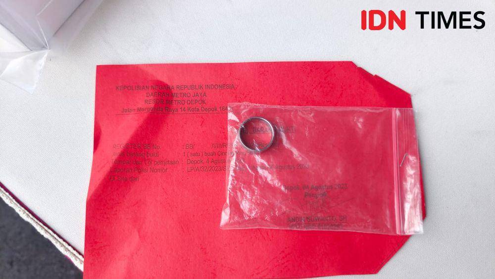 Cincin milik tersangka yang tertelan hingga ke kerongkongan korban usai tewas ditusuk tersangka di kamar kost kawasan Kukusan, Beji, Kota Depok. (IDNTimes/Dicky)