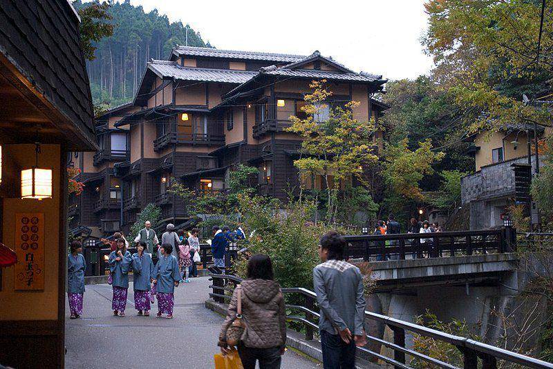 Jalanan utama dari kawasan Pemandian Air Panas Kurokawa yang ramai dikunjungi wisatawan. (commons.wikimedia.org/hiroooooki)
