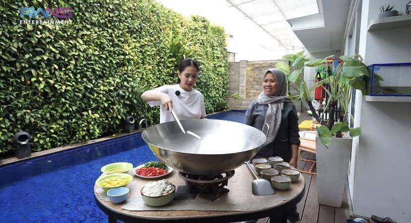 potret Sus Rini masak besar bareng Nagita (youtube.com/Rans Entertainment)