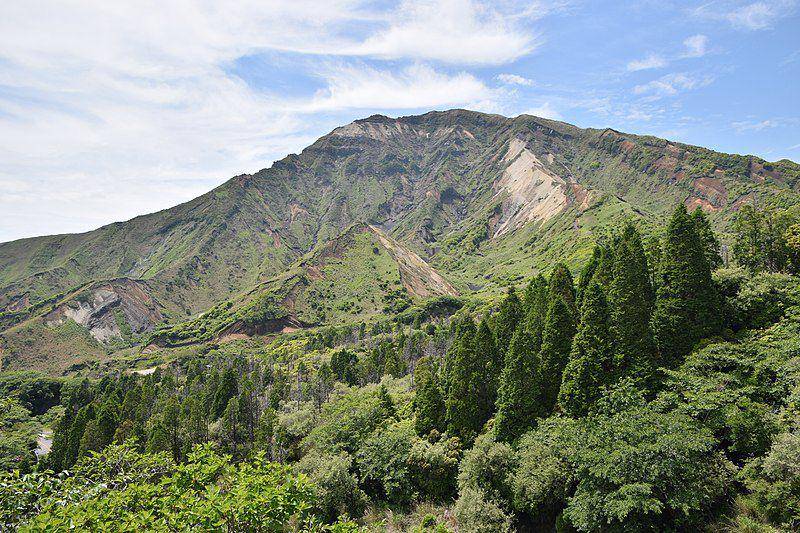 potret suasana dari Gunung Aso, salah satu gunung berapi aktif di Kumamoto (commons.wikimedia.org/Raita Futo)