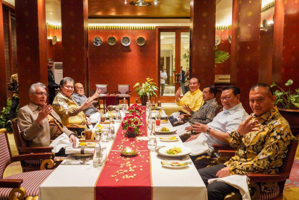 Pertemuan tertutup Airlangga Hartarto dengan sesepuh dan para mantan ketua umum Partai Golkar di Darmawangsa Hotel, Kebayoran Baru, Jakarta Selatan, Jumat (4/8/2023). (Dok. Partai Golkar)