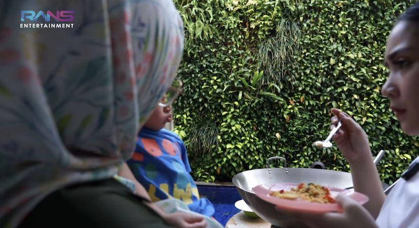 potret Sus Rini masak besar bareng Nagita (youtube.com/Rans Entertainment)