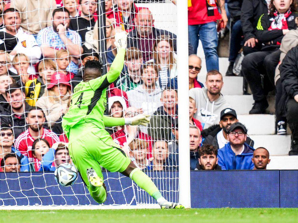 Kiper Manchester United, Andre Onana, kebobolan lewat sepakan dari tengah lapangan (twitter @brfootball)