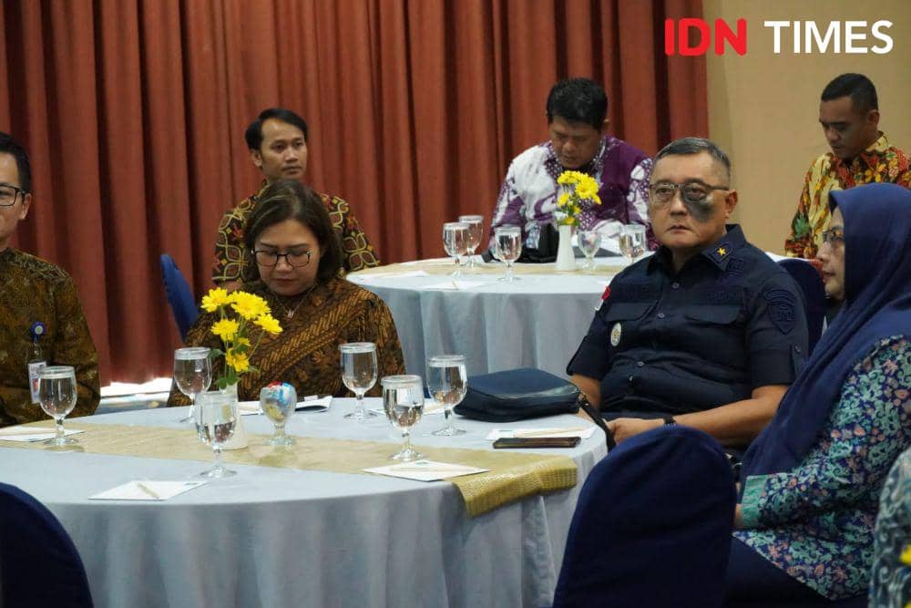 Kepala Divisi Keimigrasian Kantor Wilayah Kemenkumham Jateng, Wishnu Daru Fajar terlihat duduk semeja dengan Kepala Rudenim Semarang Retno Mumpuni saat kegiatan forum grup discussion yang membahas mengenai penanganan pengungsi di Semarang. (IDN Times/Fariz Fardianto)