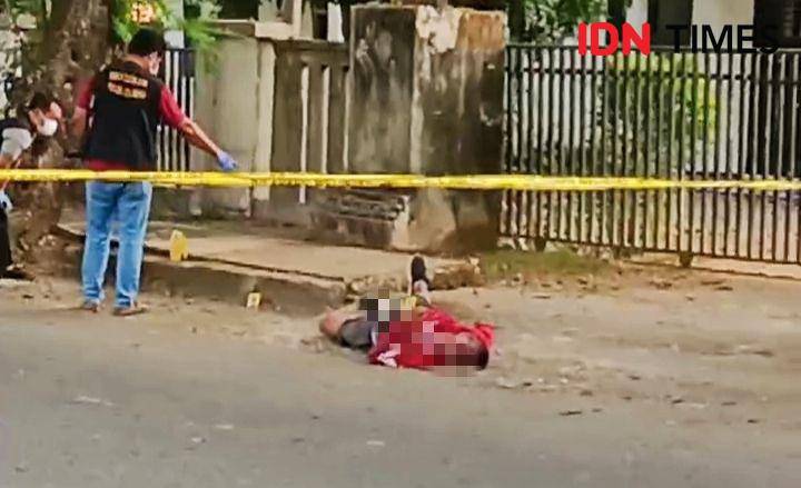 Foto mayat tergelatak di pinggir jalan (IDN Times/Juliadin JD)