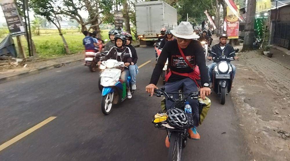 Midun saat melakukan aksi gowes Malang-Jakarta. (IDN Times/Rizal Adhi Pratama)