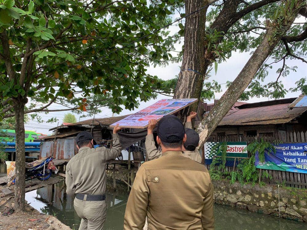 Penertiban reklame yang dilakukan Satpol PP Kota Banjarmasin.