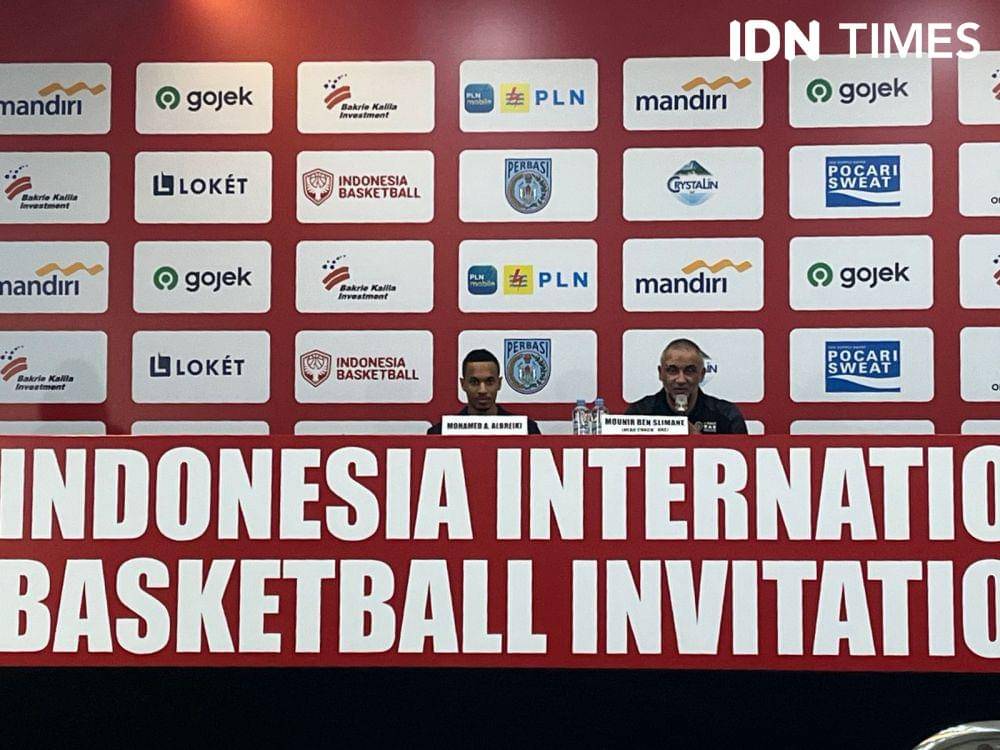 Konfere si pers bersama pemain dan pelatih timnas Uni Emirat Arab usai jalani laga kontra Tim Indonesia Patriot di test event FIBA 2023 (IDN Times/Margith Juita Damanik)