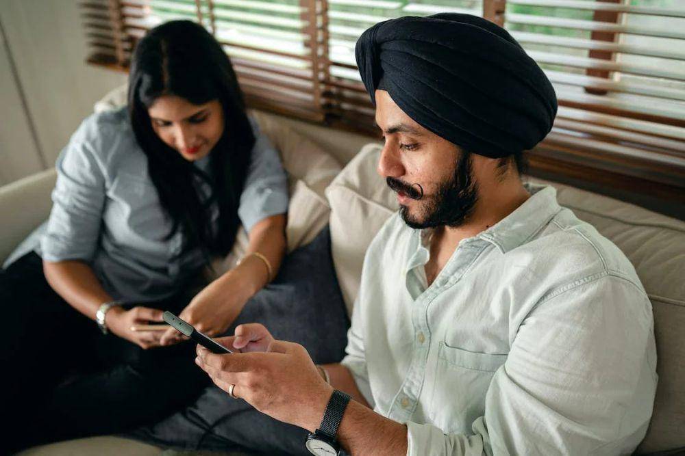 potret pasangan sedang bermain ponsel masing-masing (pexels.com/Ketut Subiyanto)