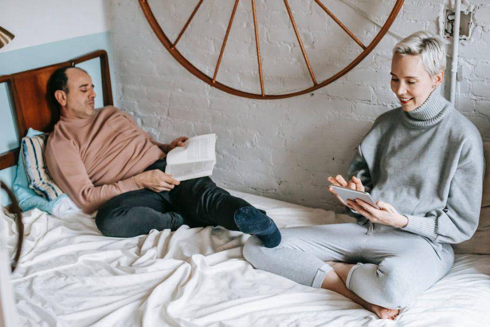 potret pasangan sibuk dengan kegiatan masing-masing (pexels.com/Gary Barnes)