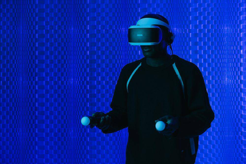ilustrasi teknologi VR (pexels.com/SHVETS production)