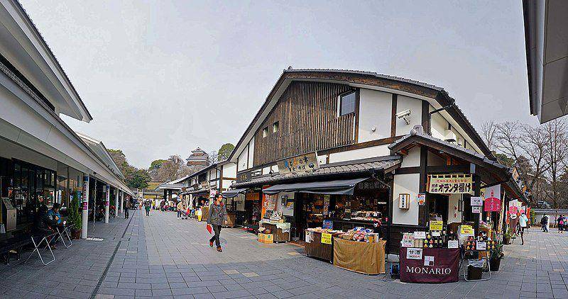 toko-toko yang ada di sekitar Sakuranobaba Josaien (commons.wikimedia.org/z tanuki)