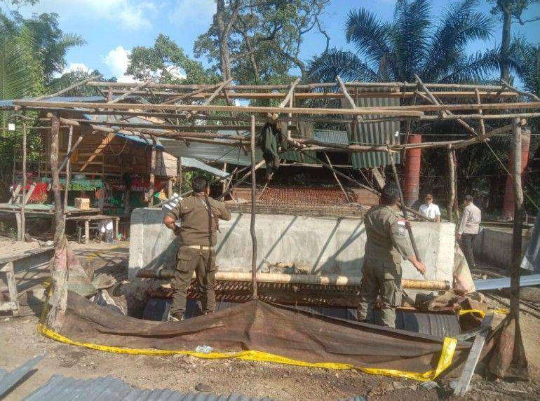 (Tim gabungan TNI dan Polri saat menutup tempat penyulingan minyak ilegal di Muratara) IDN Times/istimewa
