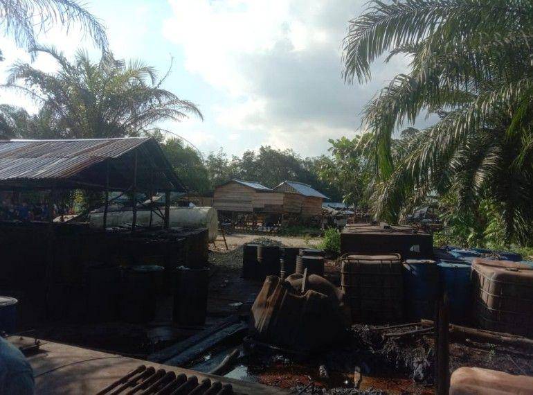 (Tim gabungan TNI dan Polri saat menutup tempat penyulingan minyak ilegal di Muratara) IDN Times/istimewa