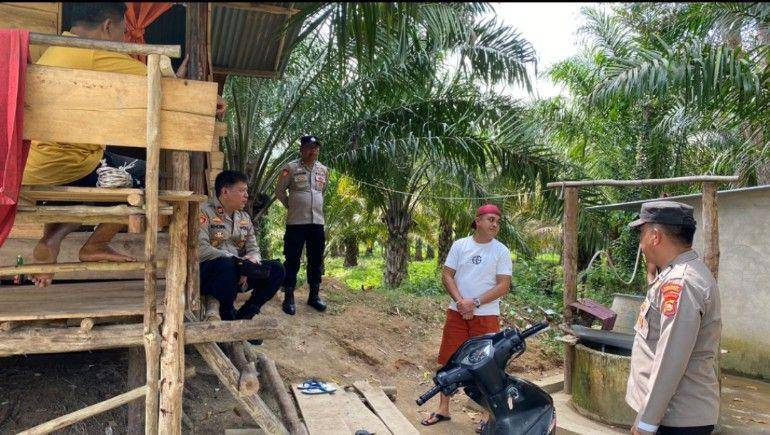 (Tim gabungan TNI dan Polri saat menutup tempat penyulingan minyak ilegal di Muratara) IDN Times/istimewa