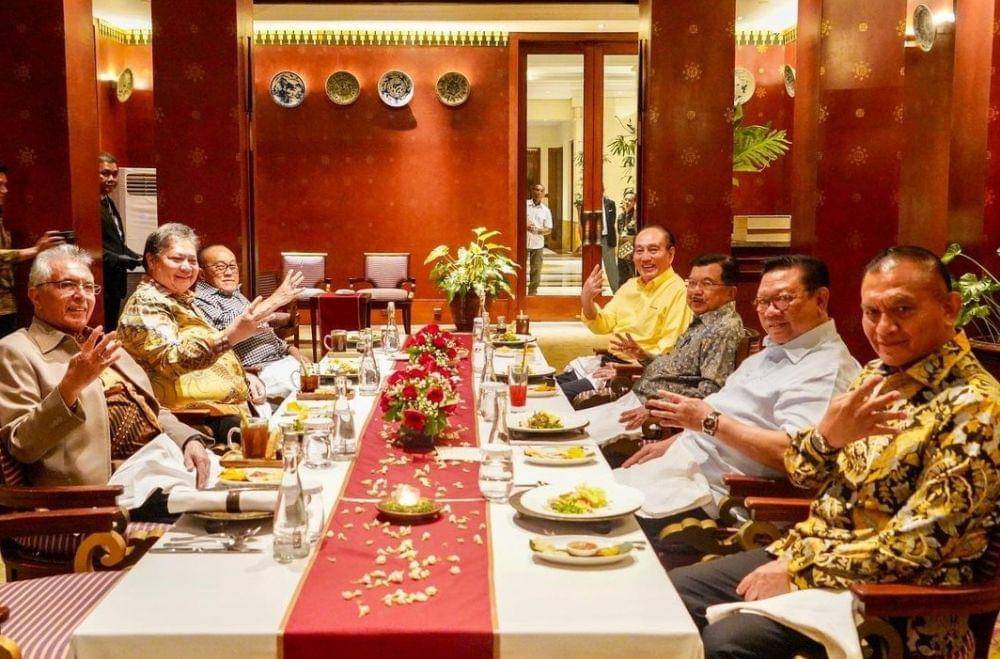 Para senior di Partai Golkar usai melakukan pertemuan di The Dharmawangsa pada Jumat malam, 4 Agustus 2023. (www.instagram.com/@golkar.indonesia)