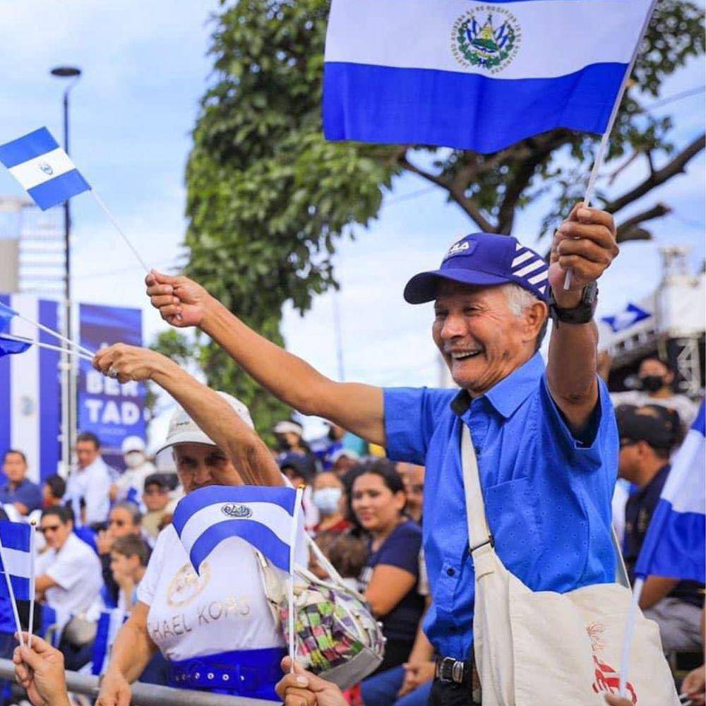 Potret Masyarakat El Salvador yang Sedang Memegang Bendera Negaranya (Instagram.com/govisitelsalvador)