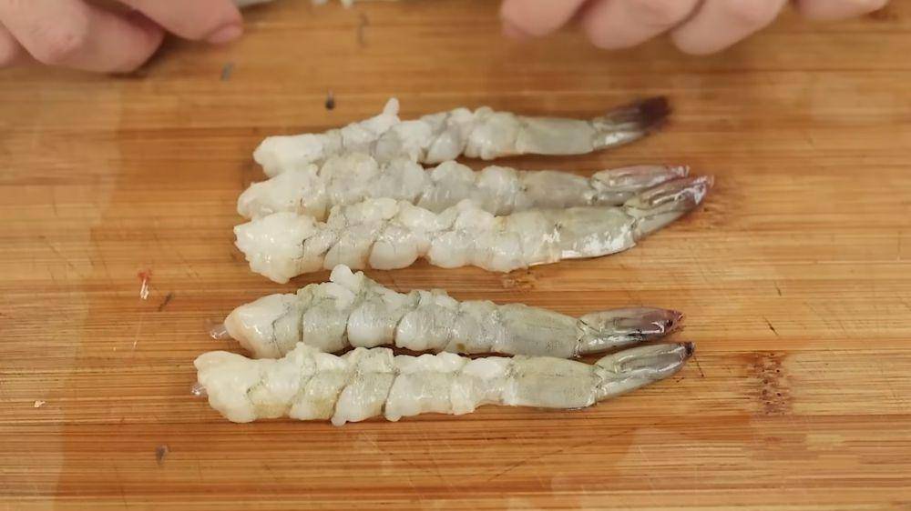 Udang yang akan digoreng bihun. (dok. YouTube.com/Devina Hermawan)