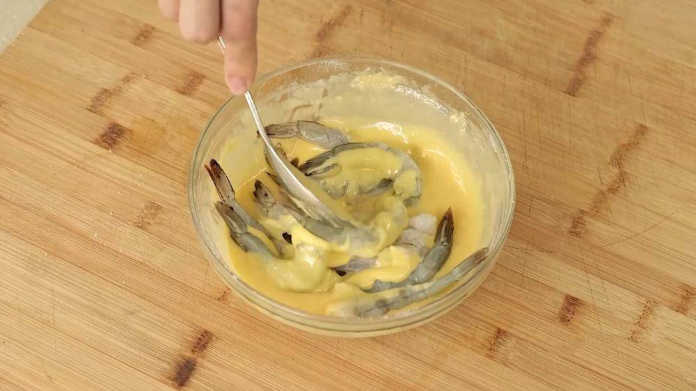 Proses marinasi udang. (dok. YouTube.com/Devina Hermawan)
