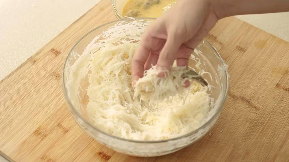 Proses membaluti udang. (dok. YouTube.com/Devina Hermawan)
