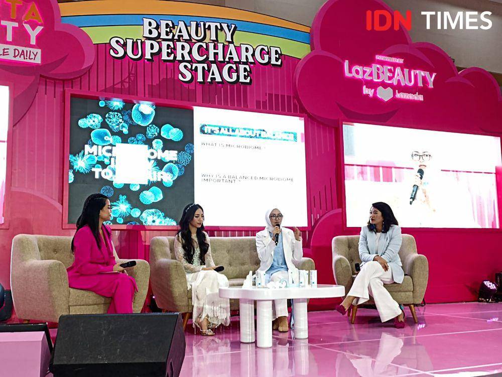 Talkshow Loved by You, Recommended by Dermatologist dalam peluncuran Cicaplast Baume B5+ di Jakarta X Beauty, Jakarta Convention Center. 5 Agustus 2023. (IDN Times/M. Tarmizi Murdianto)