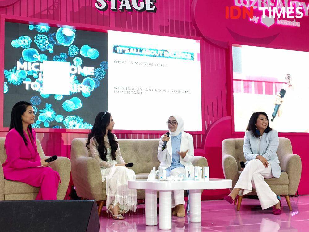 Talkshow Loved by You, Recommended by Dermatologist dalam peluncuran Cicaplast Baume B5+ di Jakarta X Beauty, Jakarta Convention Center. 5 Agustus 2023. (IDN Times/M. Tarmizi Murdianto)