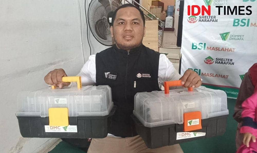 Penanggung jawab Shelter Harapan, Syarif (31) saat menunjukan sejumlah perlengkapan obat-obatan. (Dahrul Amri/IDN Times Sulsel)