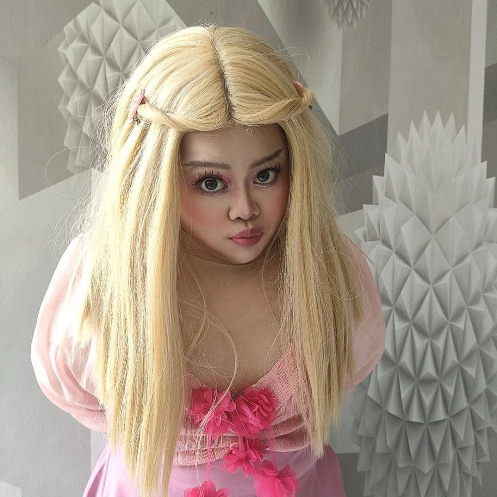 9 Potret Kekeyi Cosplay Barbie dengan Gayanya Sendiri, Kreatif Banget