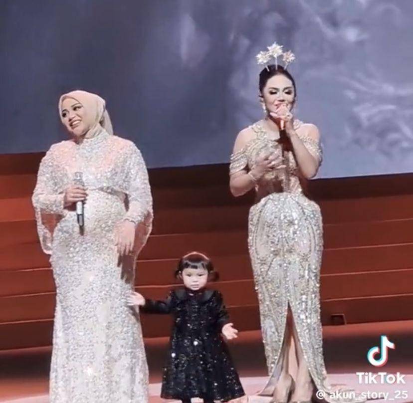 potret Ameena tampil di Konser Semesta Kris Dayanti (TikTok.com/akun_story_25)