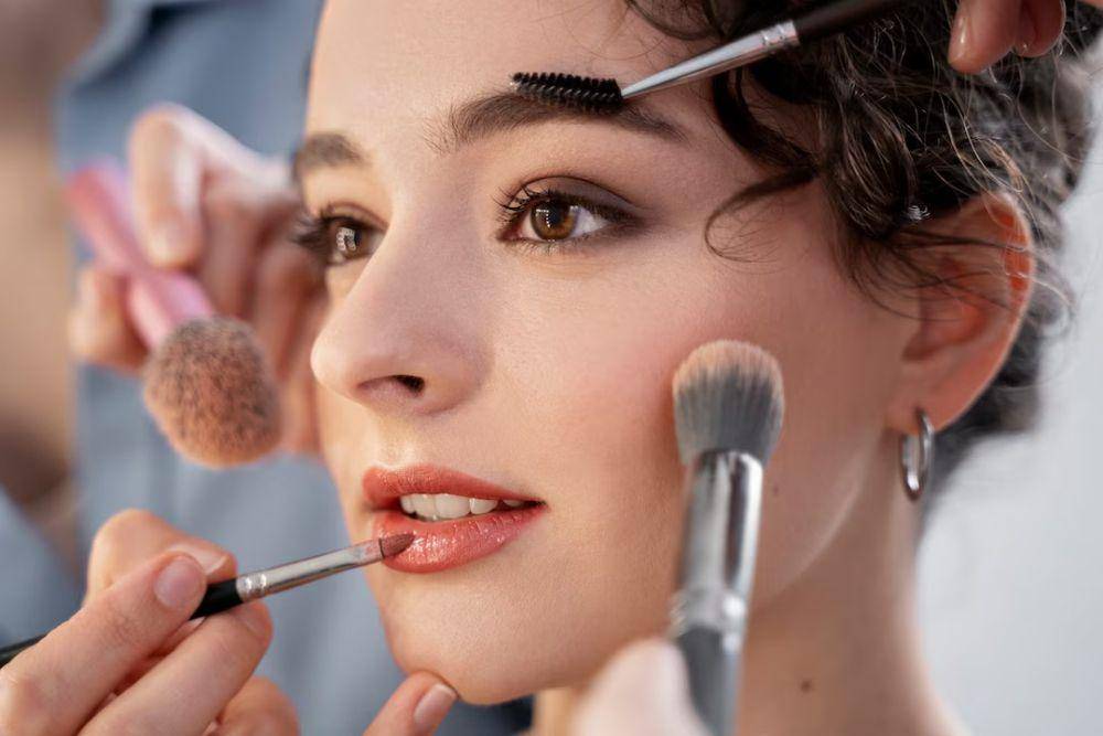 ilustrasi wanita sedang bermakeup (freepik.com/freepik)