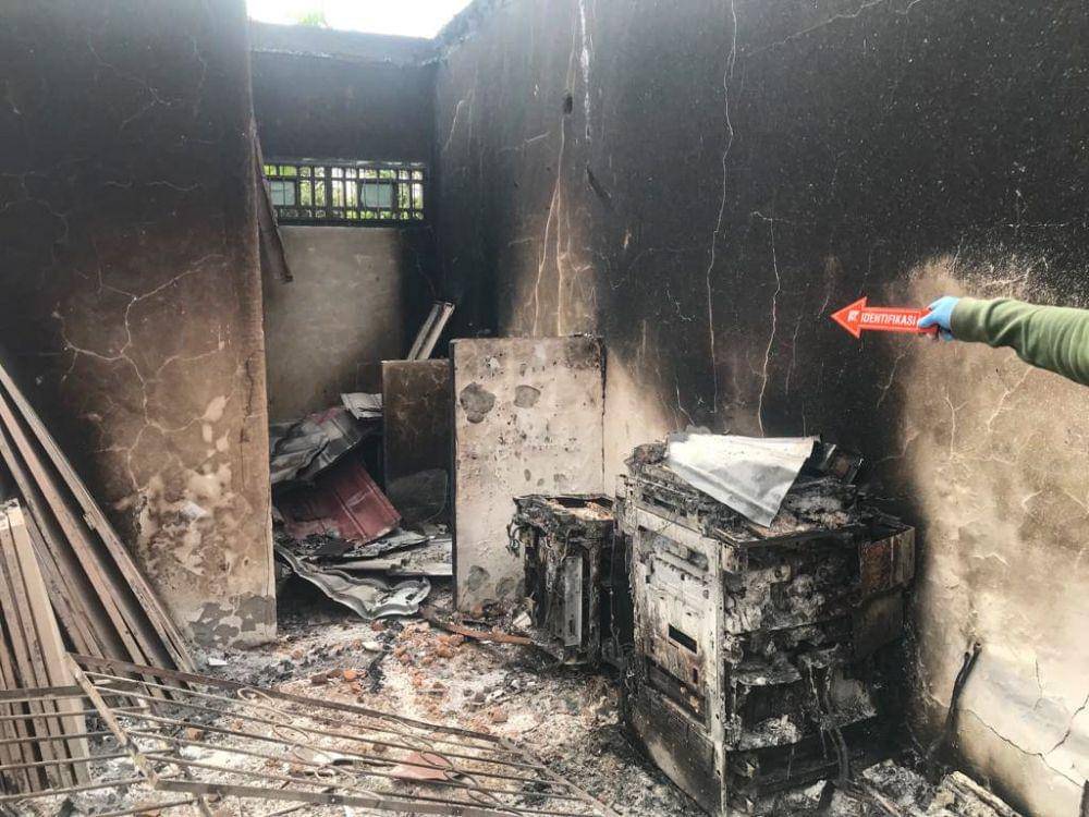 Polisi melakukan olah TKP insiden terbakarnya Kantor KPU Distrik Dekai, Kabupaten Yahukimo, Papua Pegunungan, Minggu (6/8/2023). (IDN Times/Istimewa)