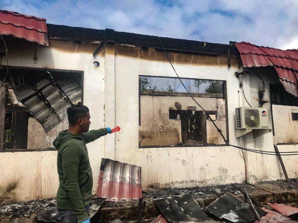Polisi melakukan olah TKP insiden terbakarnya Kantor KPU Distrik Dekai, Kabupaten Yahukimo, Papua Pegunungan, Minggu (6/8/2023). (IDN Times/Istimewa)