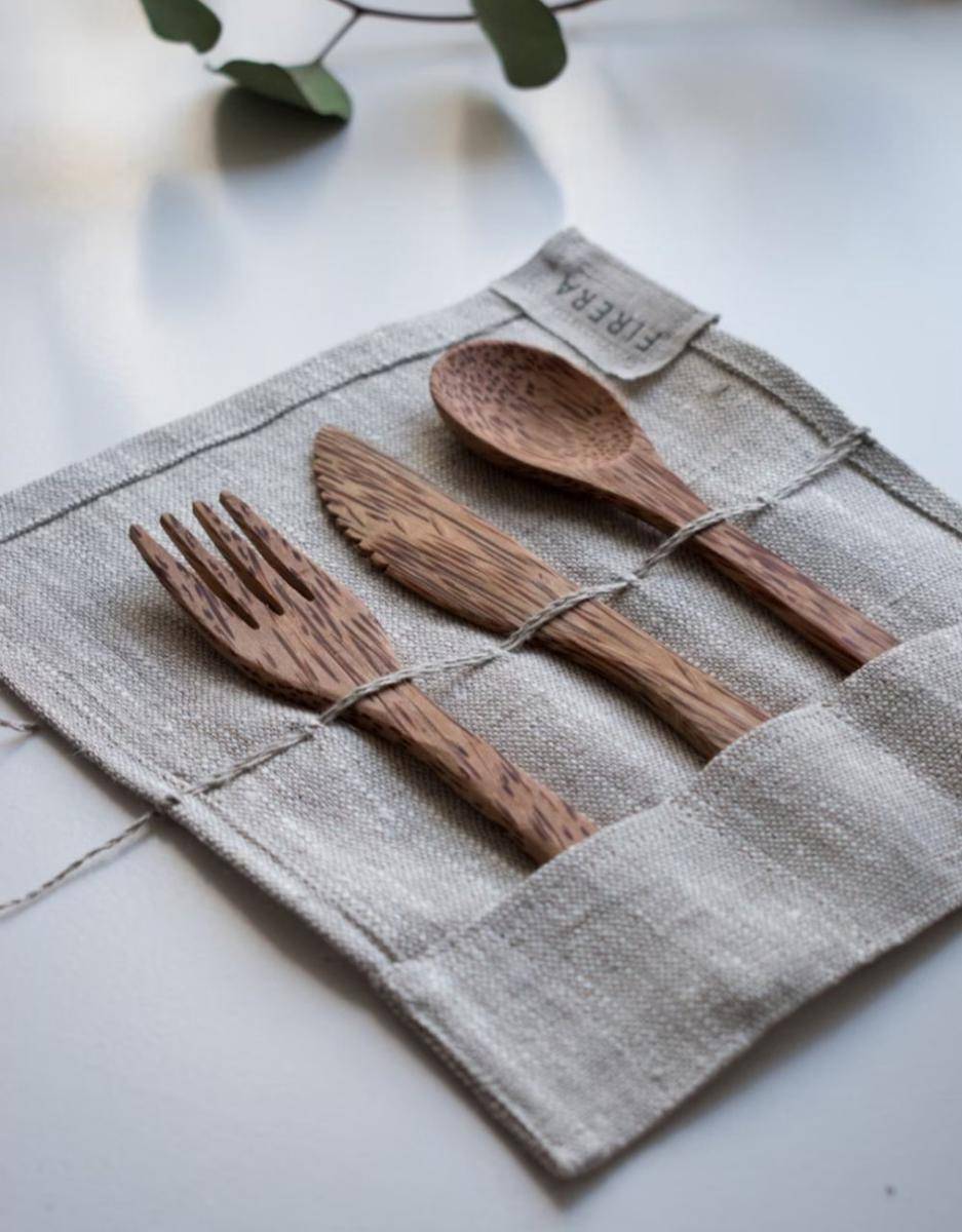 ilustrasi peralatan dapur yang terbuat dari kayu (unsplash.com/Maria Ilves)