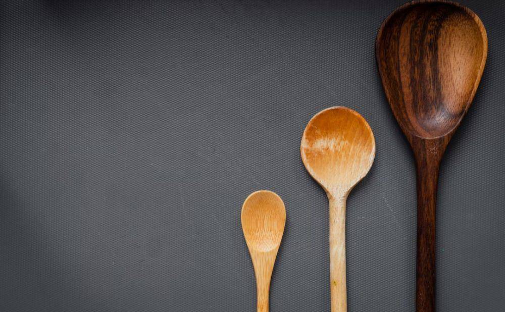 ilustrasi peralatan dapur yang terbuat dari kayu (unsplash.com/Louis Hansel)