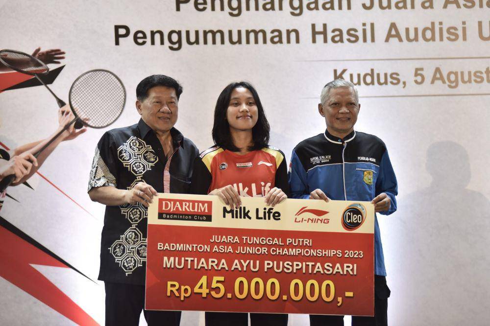 Mutiara Ayu Puspitasari mendapat bonus dari PB Djarum setelah juara AJC 2023 di nomor tunggal putri. (Dok. PB Djarum).
