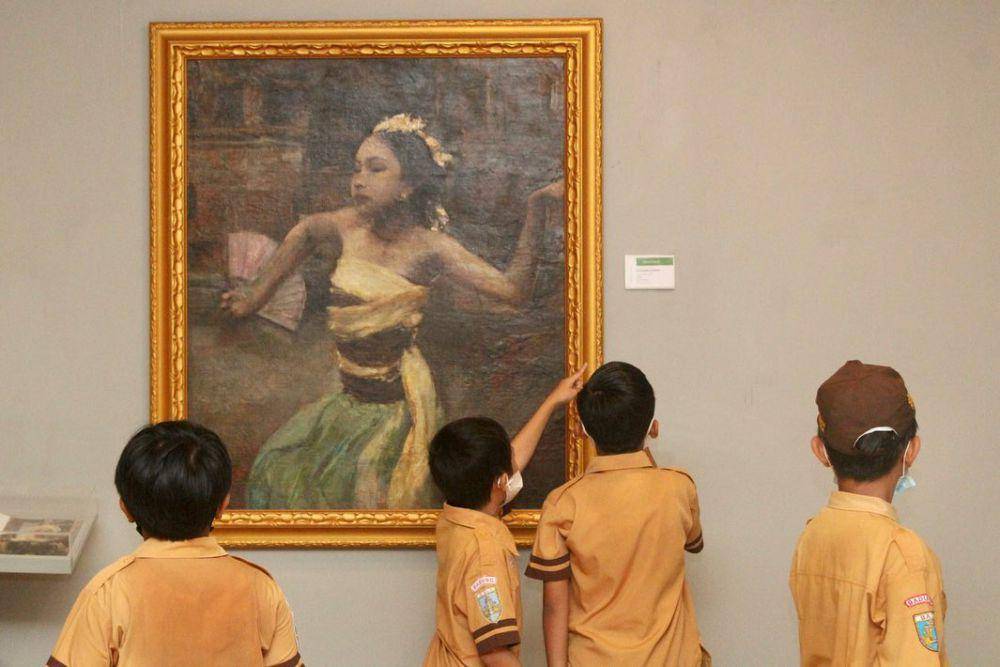 Pengunjung yang melihat koleksi di Museum Pasifika Bali (Instagram.com/@museumpasifika)
