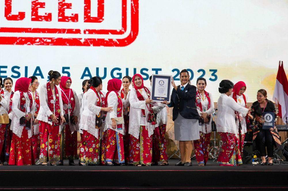 Indonesia berhasil memecahkan _Guinness World Records_ (GWR) melalui pergelaran angklung terbesar di dunia yang diikuti oleh 15.110 peserta di Stadion Utama Gelora Bung Karno, Jakarta, pada Sabtu (5/8/2023). (Dok. Kemendikbudristek)