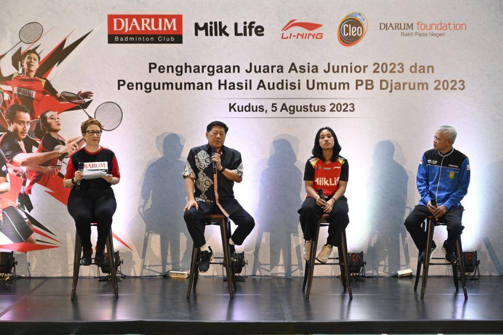 Mutiara Ayu Puspitasari mendapat bonus dari PB Djarum setelah juara AJC 2023 di nomor tunggal putri. (Dok. PB Djarum).