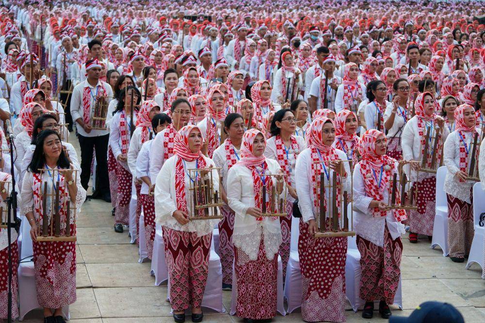 Indonesia berhasil memecahkan _Guinness World Records_ (GWR) melalui pergelaran angklung terbesar di dunia yang diikuti oleh 15.110 peserta di Stadion Utama Gelora Bung Karno, Jakarta, pada Sabtu (5/8/2023). (Dok. Kemendikbudristek)