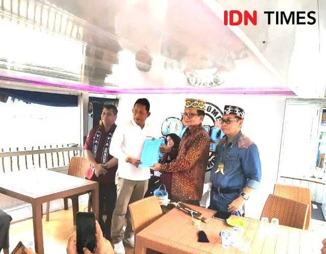 Ketua DAD Kaltim didampingi tokoh dayak serahkan hasil keputusan diskusi ritual adat ke Deputi Alimuddin. Foto DPSBM OIKN. Foto (IDN Times/Ervan)