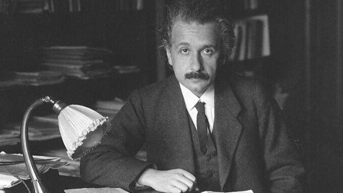 Potret Albert Einstein di kantornya di Universitas Berlin, diterbitkan di Amerika Serikat pada tahun 1920. (commons.wikimedia.org/Unknown photographer)