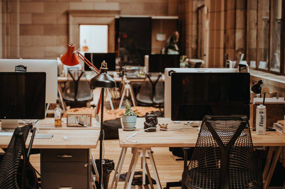 Ilustrasi suasana kerja di kantor (Unsplash.com/Annie Spratt)