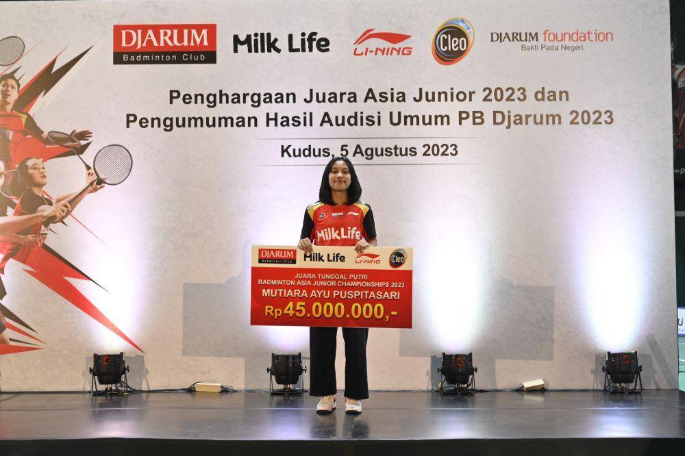 Mutiara Ayu Puspitasari mendapat bonus dari PB Djarum setelah juara AJC 2023 di nomor tunggal putri. (Dok. PB Djarum).