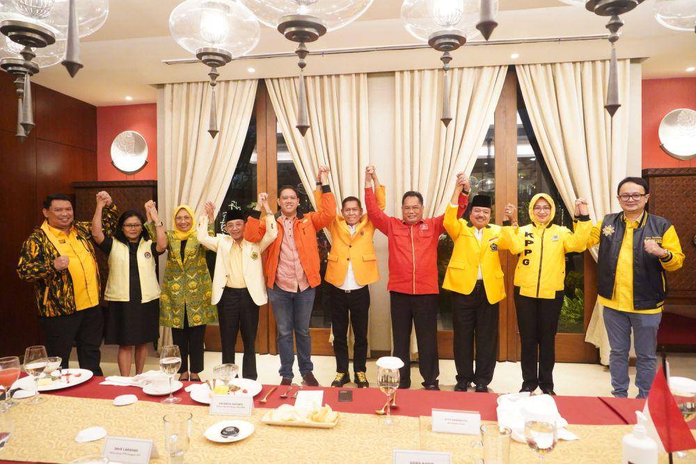 Ketua Umum DPP Partai Golkar Airlangga Hartarto bersilaturahmi dengan pimpinan ormas Hasta Karya atau pendiri, ormas yang didirikan, dan organisasi sayap partai berlambang pohon beringin, Minggu (6/8/2023). (Dok. Partai Golkar)