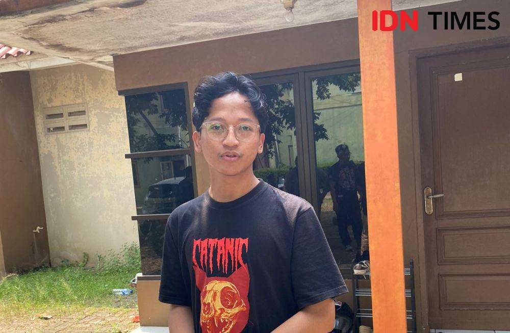 Ketua Himpunan Sastra Rusia FIB UI, Adha Amin Akbar saat ditemui ditempat kontrakannya diwilayah Kukusan, Beji, Kota Depok. (IDNTimes/Dicky)