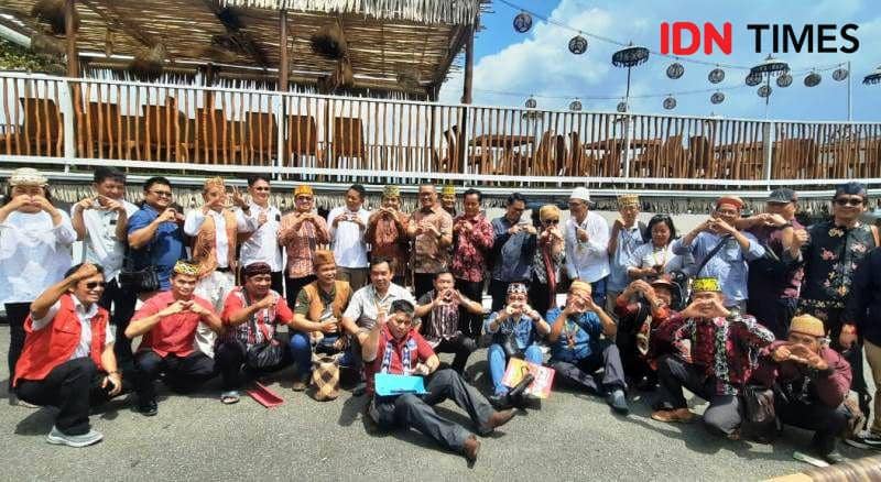 Alimuddin ketika foto bersama tokoh dan ketua adat Dayak Kaltim (IDN Times/Ervan)