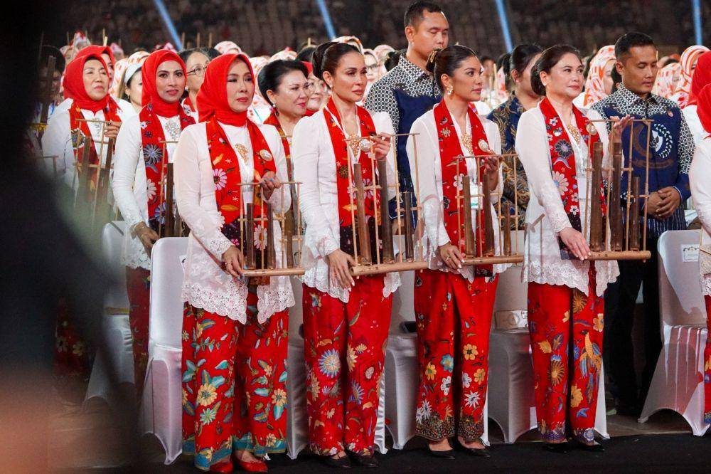 Indonesia berhasil memecahkan _Guinness World Records_ (GWR) melalui pergelaran angklung terbesar di dunia yang diikuti oleh 15.110 peserta di Stadion Utama Gelora Bung Karno, Jakarta, pada Sabtu (5/8/2023). (Dok. Kemendikbudristek)