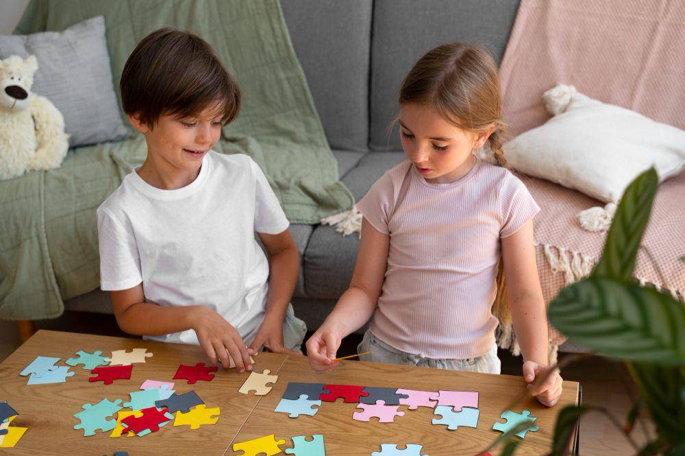 ilustrasi dua orang anak bermain puzzle (freepik.com/freepik)